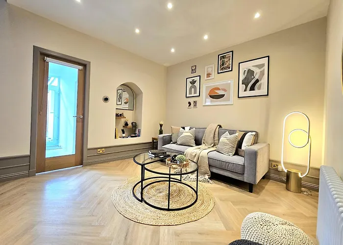 Newly Renovated Gem - Free Parking & Modern Comfort Glasgow