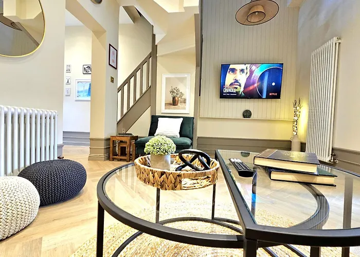 Newly Renovated Gem - Free Parking & Modern Comfort Glasgow